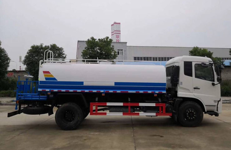 东风11方洒水车